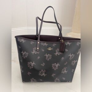 Coach Tote like new!